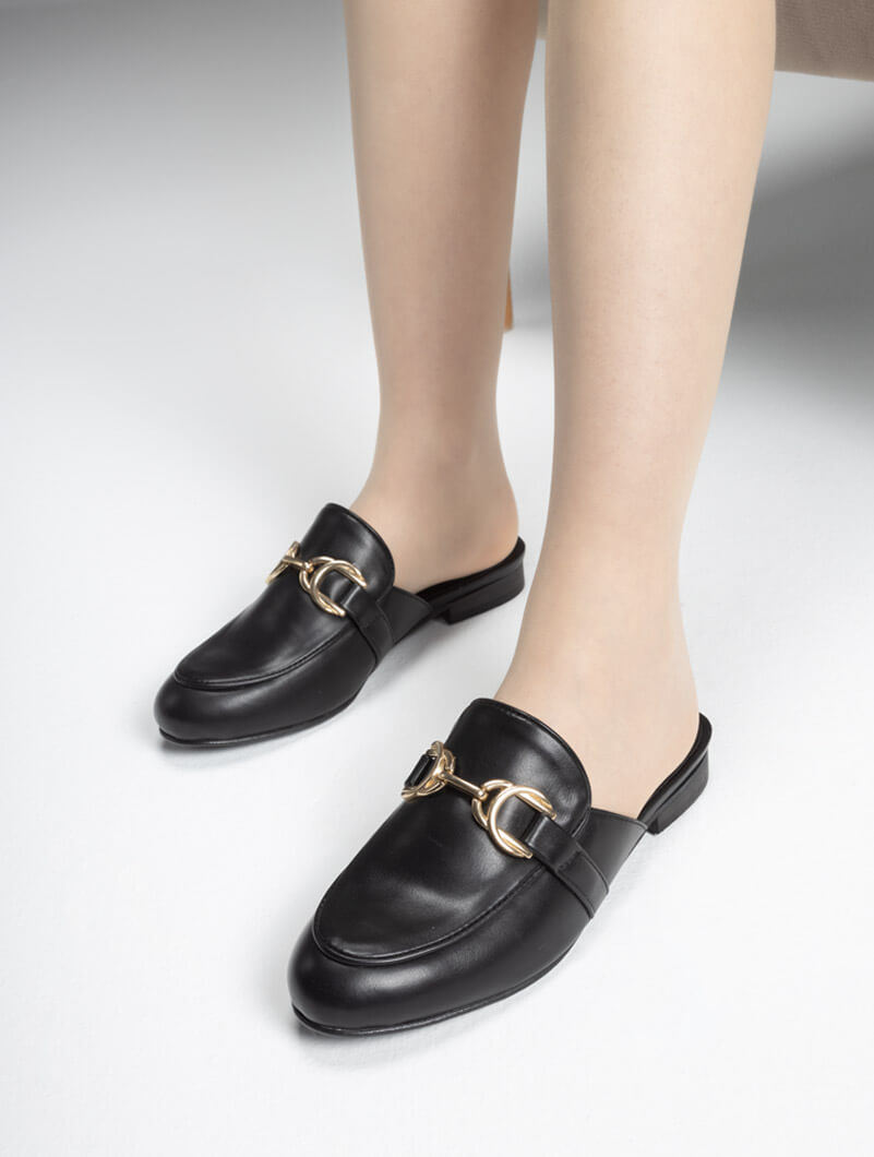 Mules plates avec chaîne